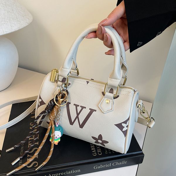 

Designer bag Free shipping 2025 new style designer fashionable Versatile vintage letter shoulder crossbody tote bag, Red