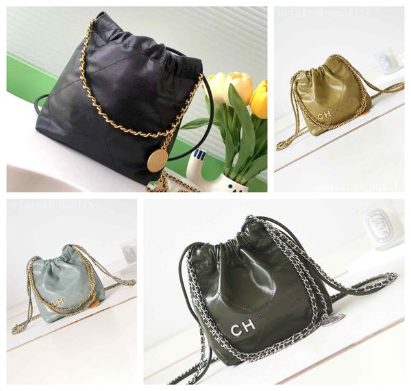 

10A classic luxury is made with oil waxed cowhide checkered stitching and has detachable chain making it a stylish bag suitable for daily use Minisize22 bag AS3980, Black + black logo