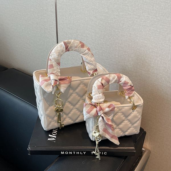 

Free shipping dia-patterned embroidery crossbody fashionable hand-held princess bag, best-selling niche design, 2025 new single-shoulder bag, Beige