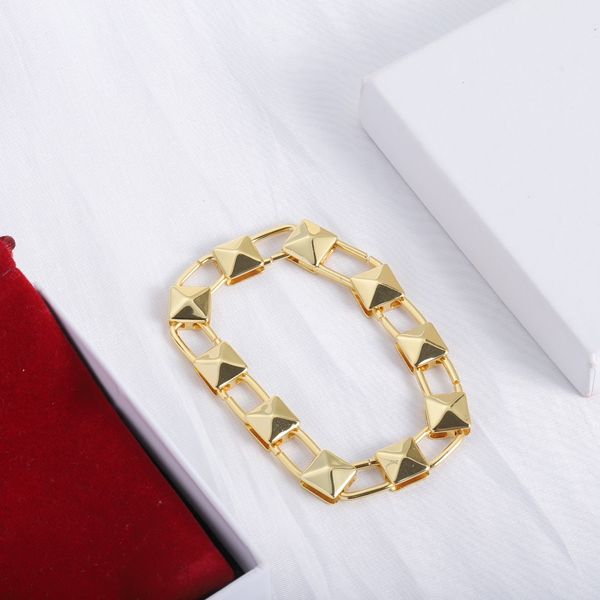 

Luxury Gold Bracelet Designer Style Bracelet Set Gift Wedding Business Set Wholesale Retail Exquisite Jewelry Golden triangular bracelet