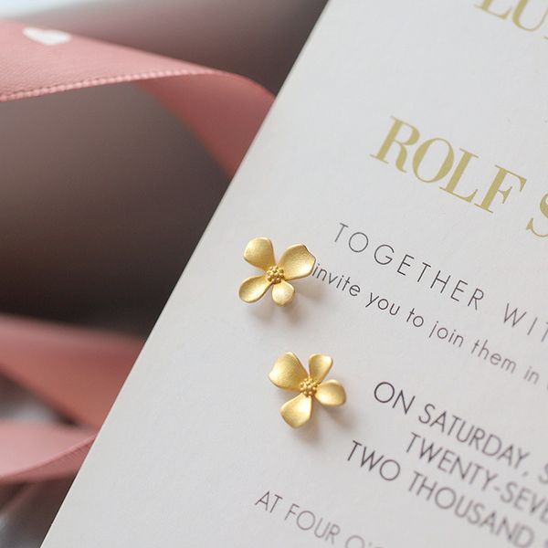 

Fashionable women's earrings with simple and elegant color flowers, retro and luxurious matte petal jewelry.