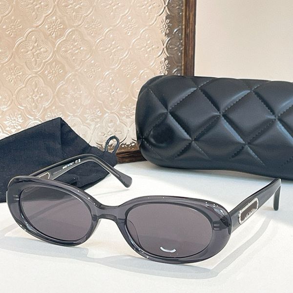 

OVAL Frame Sunglasses Designer Womens Retro Small Frame Gray Transparent unique Glasses 6816 Temple Pearl Decoration Square Pattern Ladies are eye Catching