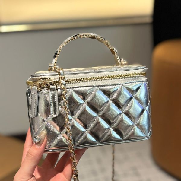 

Enamel Flower Hollow Handle Women Cosmetic Cases Makeup Bag Gradient Color Quilted Leather Gold Metal Woven Chain Clutch Vanity Box Shoulder Handbag Purse 18x11cm