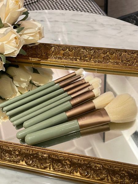 

High-Quality Green Cosmetic Brushes Set - Stylish Letter Design with Cylinder Case & Gift Box