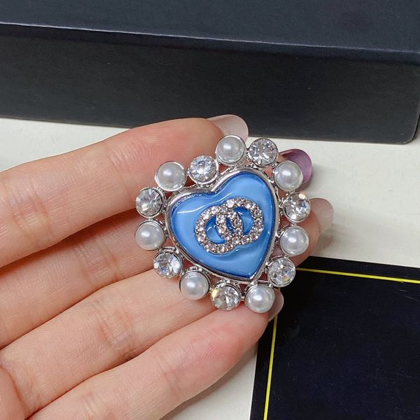 

Classic Designer Brooch Women Geometric Crystal Pearl Stainless Steel Letter Brooches Simple Small Sweet Wind Ladies Party Jewelry Accessories Gifts
