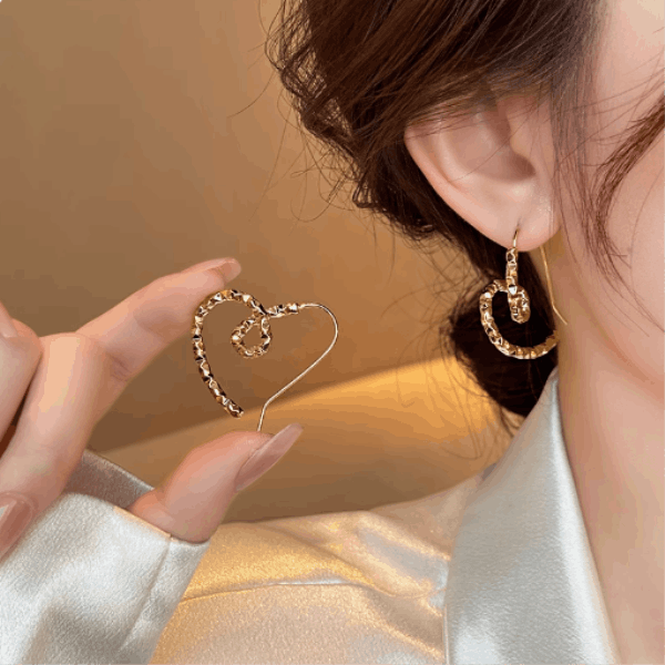 

Gold Heart Studs Earrings for Women Designer Love Dangling Earring Valentines Day Earrings Girlfriends Wife Jewelry Bijoux Luxe Gifts (Golden)