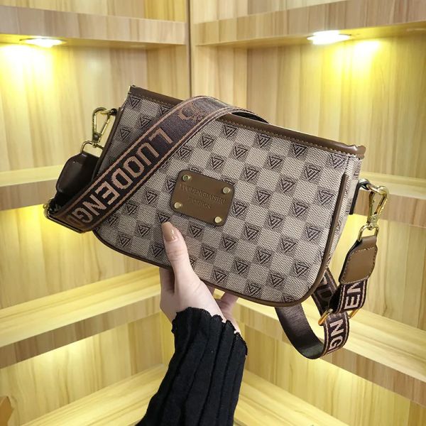 

Free Shipping Designer Bag 2025 New Fashion Commuting Premium Texture Armpit Bag Single Shoulder Crossbody Bag for Womens, Color 1