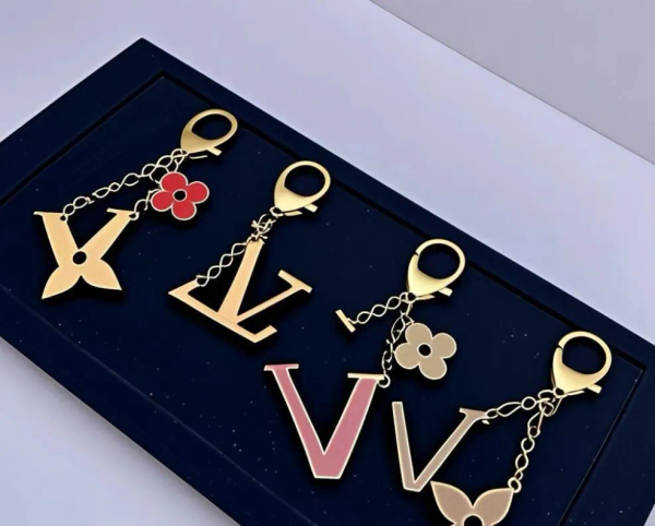 

Y83 2025 Handmade designer keychains Fashion luxurys Key designers Buckle lovers Car Keychain Keychains Men Women Bag Pendant Accessories brand