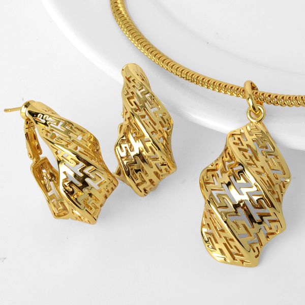 

Jewelry Exquisite Irregular Hollow-out Luxury Creative Geometric Texture Earrings and Necklace Set, a Stylish and Individual Jewelry Collection, Mixed colors