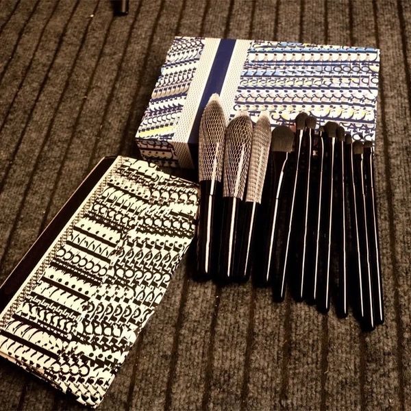 

Hourglass Makeup Brush Makeup brush set portable high-quality soft fiber hair leather material brush bag, White