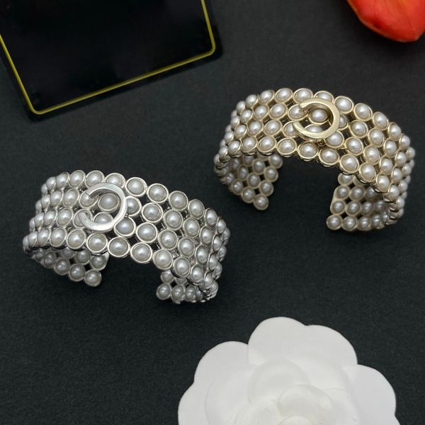 

Designer Wide Bracelet Diamond Pearl Bracelet Classic Letter Design European and American Shiny Wide Face Ladies Cool Open Bracelet Hip Hop Designer Jewelry