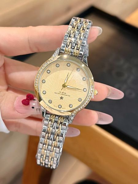 Fashionable quartz watches allow women to exude charming appeal at every moment.
