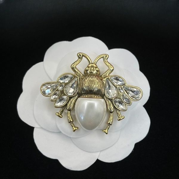 

Vintage Brass Brooch Classic Bee Design Luxurious Pearl Diamond Brooch Unisex Elegant Understated Holiday Gift Fashion Accessory