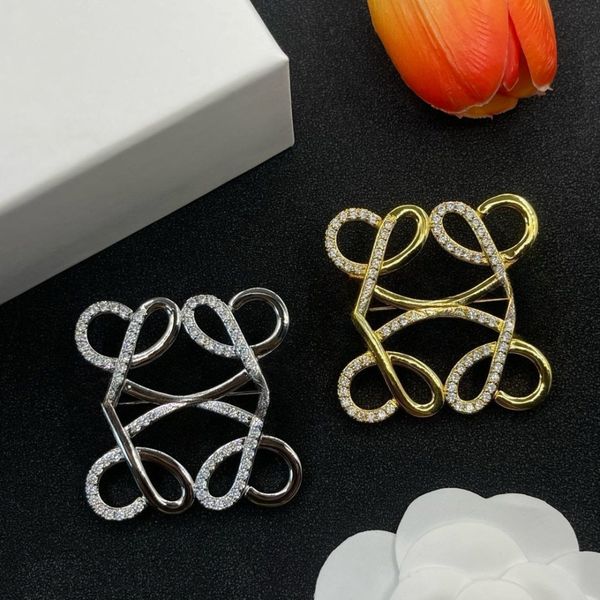 

Classic Design Brooch Suit Pin Diamond Pearl Brooch Autumn and Winter Coat Letter Fashion Accessories Christmas Gift Couple Jewelry