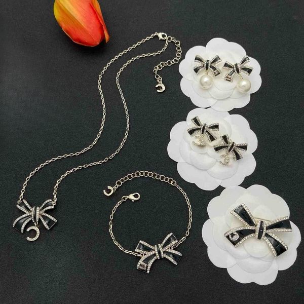 

Luxury Necklace Designer earring Flower Pendant brooch Necklace set Gold Plated Crystal Women Party Jewerlry