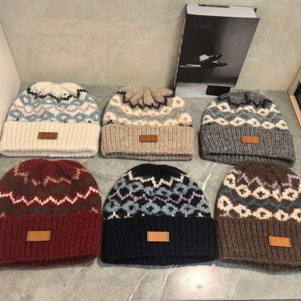 

New Christmas themed knitted hat for men and women, versatile, slimming, thick yarn hat, winter warm cold-weather hat, Brown