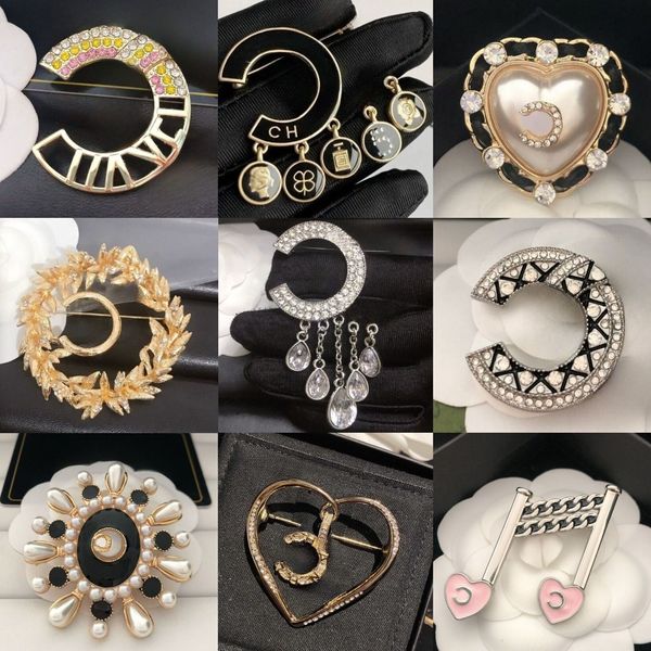 

Desinger Brooch for Women Suit Pin Pearl Brooches Classic Brand Letter Fashion Crystal Jewelry High-quality Promotions Luxury Jewelry Accessories Christmas Gift