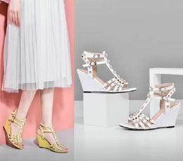 6088 femmes designer talons hauts chaussures habillées sandales à talons rock stud chaton plate-forme sandales blanc argent cuir rivet peep-toes DHgate célèbre slingback avec