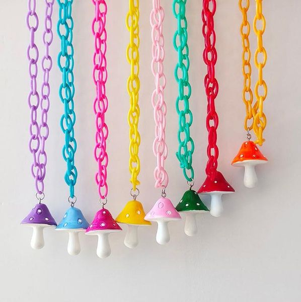 60pcs / lot mignon Collier de champignon color￩ Collier pendentif pour femmes Collier de boucles en gros de la cha￮ne en plastique