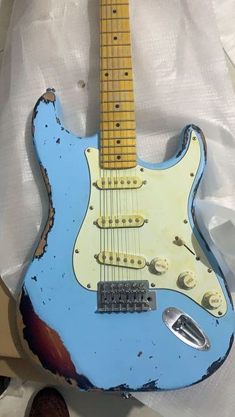 62 Heavy Relic Daphne Blue sur sunbust Guitare électrique Crème Pickguard Corps en aulne Touche en érable Dot Inlay Tremolo Bridge Whammy Bar Vintage Tuners