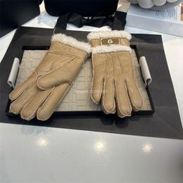 681014 Femmes gants d'hiver mode luxe gant de fourrure en plein air vêtements d'hiver concepteur femmes en plein air Sport classiques hommes gants 2023 Five Fingers Gloves