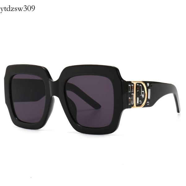 Gafas de sol cuadradas de pierna ancha con diamantes y encanto moderno y gafas de sol modernas para fotografía callejera