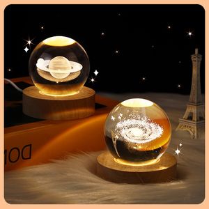 Luz LED de bola de cristal 3D de 6 cm con base de madera USB alimentada, ciervos, luna, sistema solar, lámpara de noche de la noche del galaxy para la decoración del dormitorio en el hogar