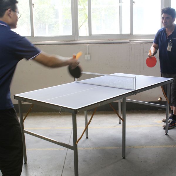 Mesa de tenis de mesa de tamaño mediano de 6 pies Juego de mesa de ping pong portátil plegable para juegos de interior al aire libre con red, 2 paletas de tenis de mesa y 3 pelotas