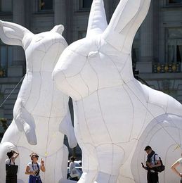 El modelo de conejito de Pascua inflable gigante de 6 m y 20 pies invade los espacios públicos de todo el mundo con luz LED