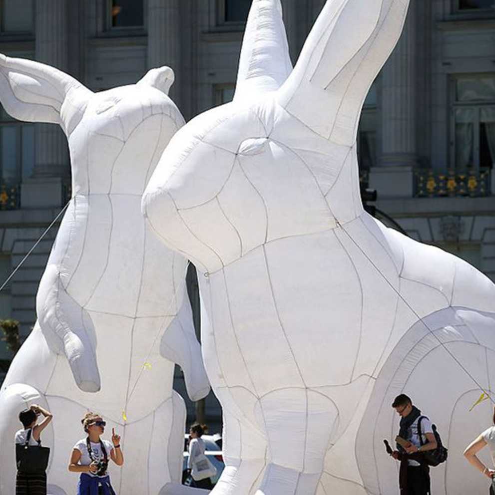 6m Giant 20ft uppblåsbar kanin Easter Bunny Model invaderar offentliga utrymmen runt om i världen med LED -ljus