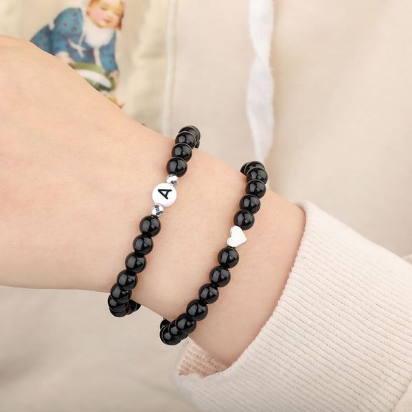 6mm perles de verre noir brins bracelet pour femmes hommes à la main élastique acrylique lettre perle plate charme pendentif bracelets cadeaux de fête des mères en gros