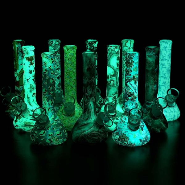 Narguilés 7,5 '' Glow in the dark Beaker Pipe à eau avec silicone imprimé Portable pyrex Tabac Verre Bong fumer Dab Rig