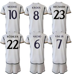 23-24 Accueil Maillots de football Ensembles avec shorts 5 Bellingham 21 Brahim 7 Vini Jr. Courtois Alaba Tchouameni Kroos Camavinga Football personnalisé Qualité thaïlandaise Yakuda