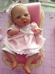 7 Micro Preemie Full Body Silicone Baby Girl Doll Sophia Lifelike Mini Reborn Doll Surprice Children Anti-Stress 240307