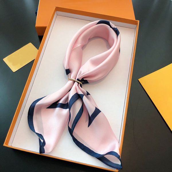 70cm * 70cm Jour d'été Designer Femme Foulard en soie 18 Mode Lettre Bandeau Marque de luxe Petite écharpe Voyage Variable Foulard Accessoires Activité Cadeau