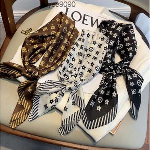 70x70cm Presbyie simple lettres de créateurs imprimé le bandeau d'écharpe en soie florale pour la mode des femmes lo louely bourse