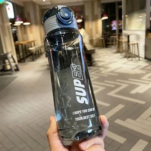 750 ml sortie en gros Pirce de qualité alimentaire en plastique sport bouteille d'eau ménage tasse à boire outils de boisson 240314