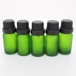 768pcs / carton 10 ml bouteilles en verre vert verte bouteilles eliquides givrées 10cc avec les couvercles de sabot de tête à grande tête pour le parfum d'aromathérapie crhij