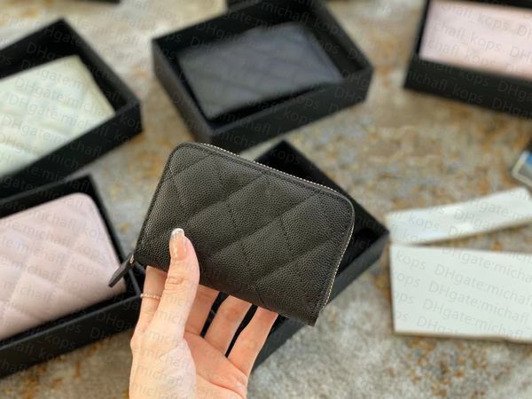 El bolso para mujer 7A CF Card Holders es la billetera original oficial de cuero de caviar de la marca de diseñador de lujo.