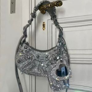 Sac à bandoulière 7A Diamante Sac à moitié AMONH CRESCENT ARSPIT MAIN FEMMES CROSSBOCK CROSSBOCK CROSSE SOFT Cuir Strap Rhingestone Qualinet Zipper Pocket 231212