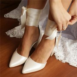 7cm Block Talon Chaussures de mariage pour la mariée Ivory Satin Ribbon Tie Robe Pumps Pumps Femmes Sandales à talons fermés Toe High Shunky Bridal Heels Chaussures CL3506