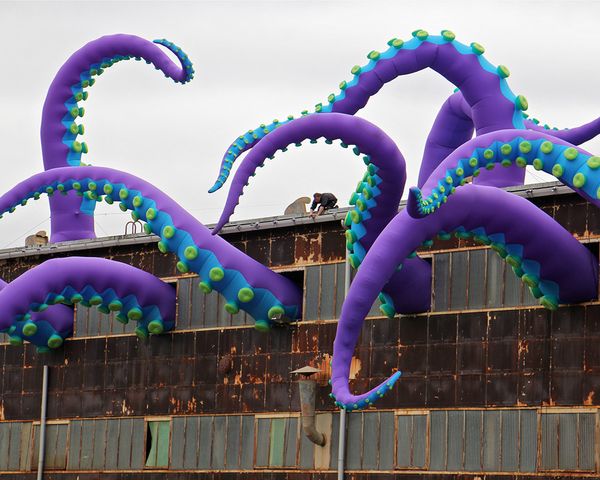 7mH (23ft) avec ventilateur en gros usine de tentacules de poulpe gonflables jambe bras de griffe pour le toit de construction et la décoration d'aquarium fête d'Halloween