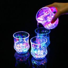 7oz LED clignotant eau verre ananas en forme d'eau détection LED flash lumière lumineuse vin bière boisson verres tasse maison fête bar approvisionnement RRA822