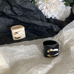 7Stijl Vervaagt nooit Brand Letter Ring Verguld Messing Koper Open Band Ringen Modeontwerper Luxe Crystal Pearl Ring voor Dames Bruiloft Sieraden Geschenken One Size:7