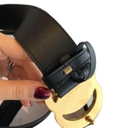 UY Moda clásica para mujer Diseñadores Cinturones Botón de perlas Occidental para cuero de vaca Letra casual Hebilla lisa Ancho 3.8 cm Cuero Lujo Gran Oro Color Negro 2023 wen852