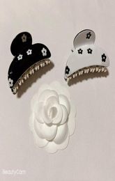 7x35cm simple noir et blanc acrylique prune fleur de fleur Claw Clamp C Style Hairpins un clip de mot pour lesdies039 Fashion préférée Hea14712320394