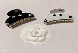 7x35cm simple noir et blanc acrylique prune fleur de fleur Claw Clamp C Style Hairpins un clip de mot pour lesdies039 Fashion préférée Hea14714767675