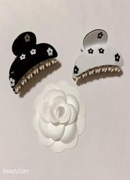 7x35cm simple noir et blanc acrylique prune fleur de fleur Claw Clamp C Style Hairpins un clip de mot pour lesdies039 Fashion préférée Hea14719279805