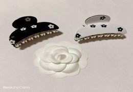 7x35cm simple noir et blanc acrylique prune fleur de fleur Claw Clamp C Style Hairpins un mot clip pour lesdies039 Fashion préférée Hea14718204078