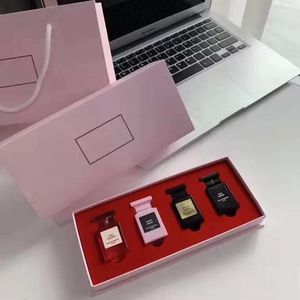 coffret de parfums 7.5ml 4 pièces CERISE ROSE PICK/OUD WOOD/BLANC SUEDE kit de parfum 4 en 1 avec boîte livraison rapide et gratuite